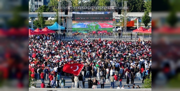 Kocaeli'nin meydanları, sosyal hayatın nabzını tutuyor: Konserlerden festivallere, her yaşa hitap eden buluşma noktaları