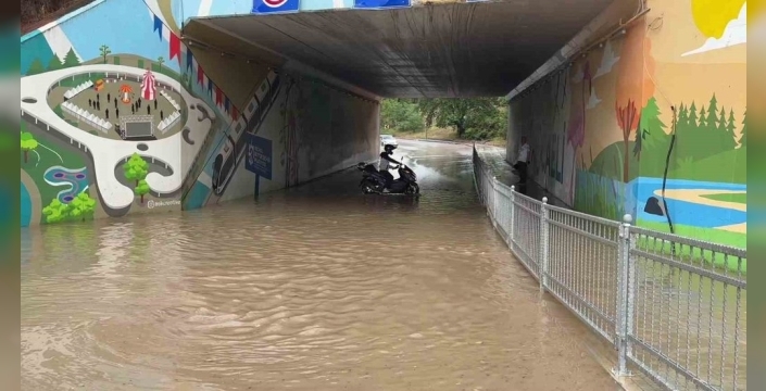 Kocaeli'yi vuran sağanak, alt geçidi göle çevirdi: Sürücüler ve yayalar mahsur kaldı!