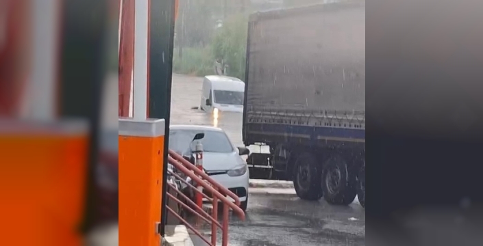 Kocaeli'yi vuran sağanak dehşeti: Araçlar sulara gömüldü!