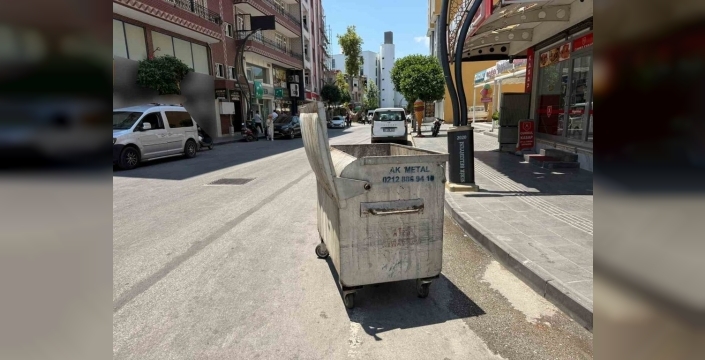 Kontrolden çıkan çöp konteyneri, caddede araca çarptı