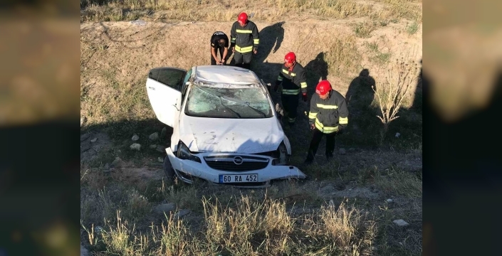 Konya'da korkutan kaza! Otomobil şarampole yuvarlandı 3 kişi yaralandı