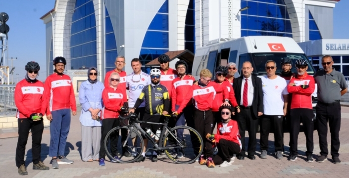 Konya'dan Ankara'ya anlamlı pedal! 15 Temmuz için 260 kilometre sürdüler