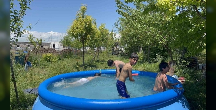 Küçük harçlıklarla büyük hayal: Karslı çocuklar dayanışmayla serinledi