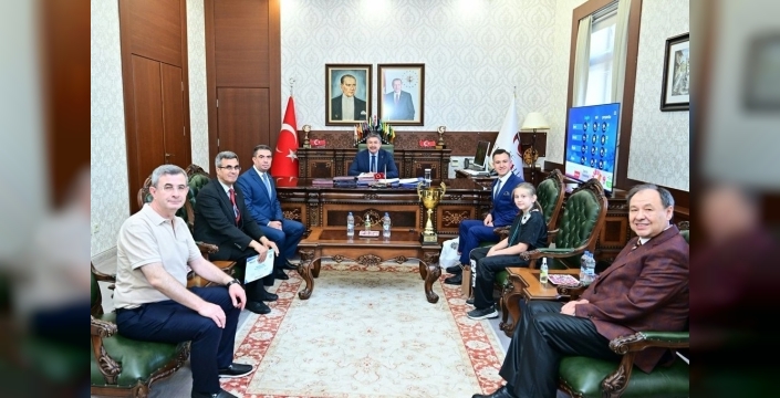 Küçük şampiyon Eskişehir Valisi'ni gururlandırdı: Kick boks kupası makama!