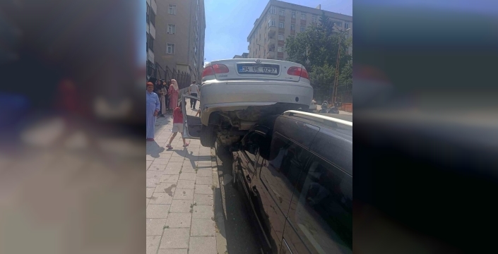 Küçükçekmece'de akılalmaz kaza: Otomobil rampadan kayıp hafif ticari aracın tepesine çıktı!