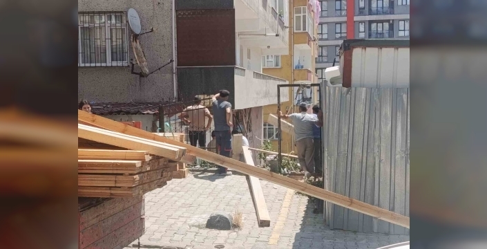Küçükçekmece'de şoke eden çökme: İnşaat paniği evlerinde mahsur bıraktı, itfaiye seferber oldu