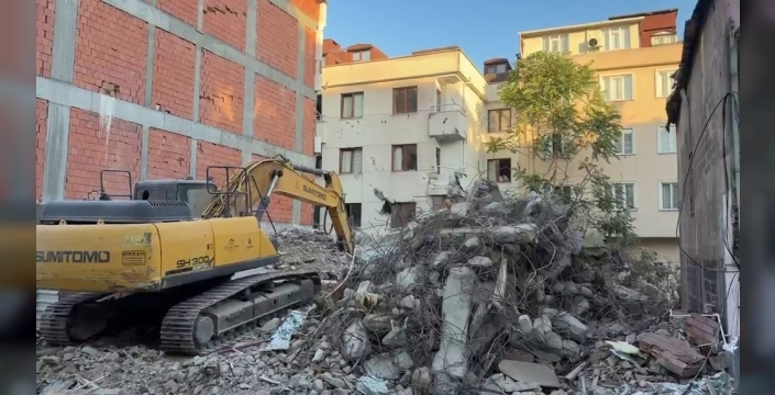 Küçükçekmece'de yıkılan bina yan apartmana devrildi, şans eseri yaralanan yok