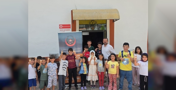 Kur'an kursu öğrencilerine dondurma ikram edildi