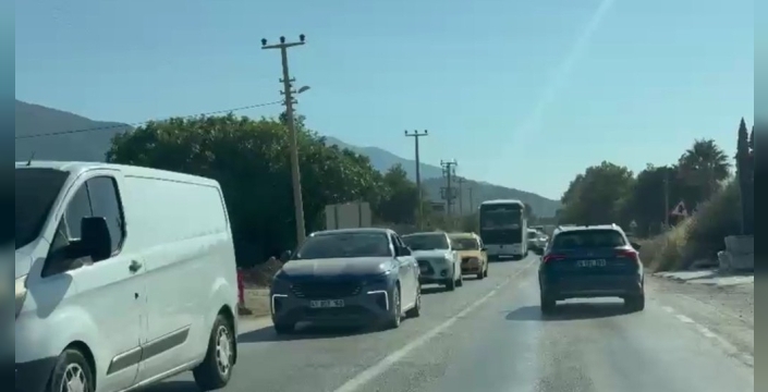 Kuşadası milli park çıkışında trafik kabusu: Güzelçamlı-Davutlar yolu felç oldu