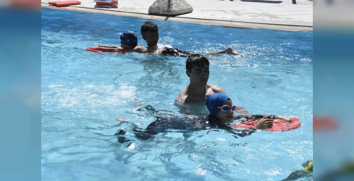 Kuşadası'nda spor rüzgarı: Ücretsiz yaz okulları yüzlerce çocuğu bekliyor