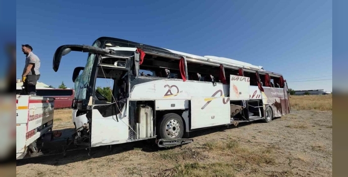 Kütahya-Afyonkarahisar kara yolunda yolcu otobüsü devrildi: 31 yaralı