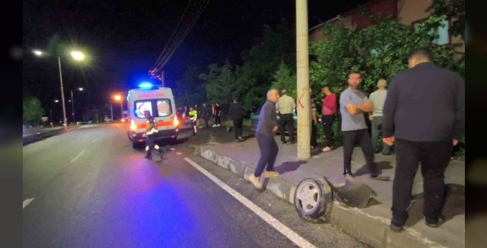 Lastiği kopan otomobil kaldırıma çıkarak bahçe çitlerine girdi