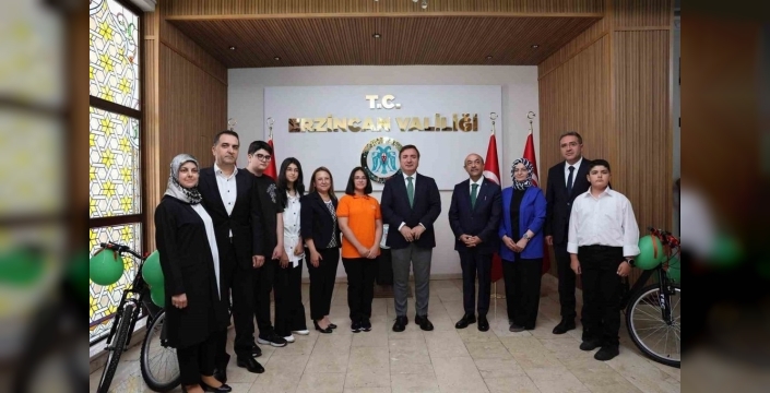 LGS'de zirve yapan üç dahi öğrenci Erzincan Valisi'nden ödülleri kaptı!