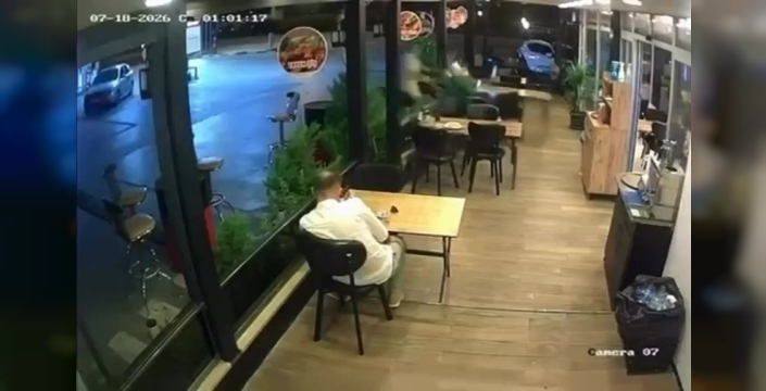 Lokantaya dalan motosiklet, müşteriyi biçti: Kaza anı kamerada