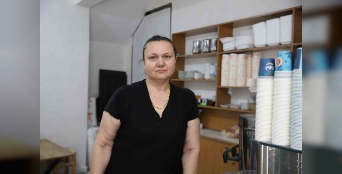 Lüks araçla geldi, 500 TL'lik tost hesabını ödeyip kaçtı