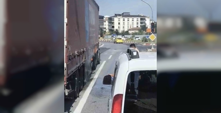 Lüleburgaz'da seyir halindeki tır alev aldı, sürücü ve vatandaşlar büyümeden söndürdü