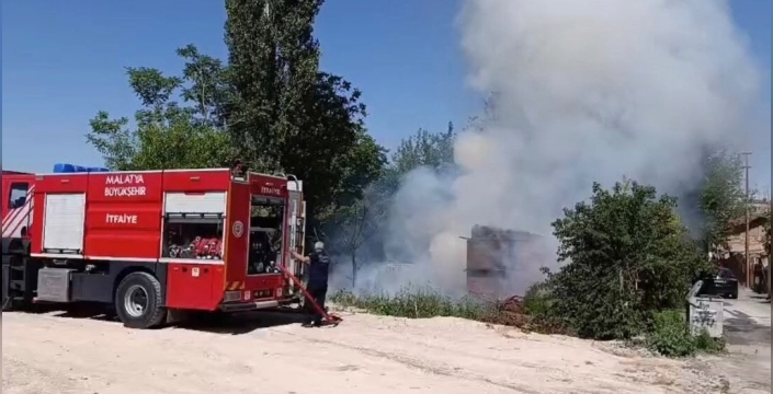 Malatya'da bahçede çıkan yangın paniğe neden oldu