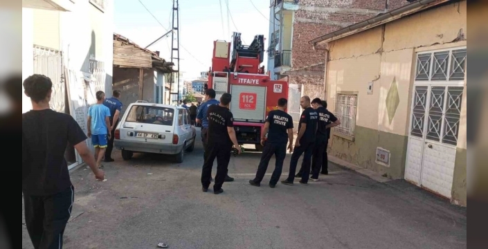 Malatya'da deprem sonrası müstakil evde kısmi göçük meydana geldi