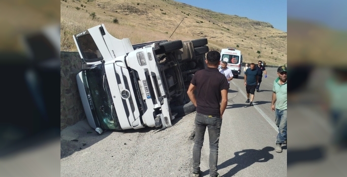 Malatya'da devrilen tırın sürücüsü kazayı yara almadan atlattı