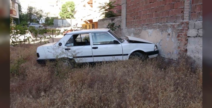 Malatya'da duvara çarpan otomobilin sürücüsü kayıplara karıştı