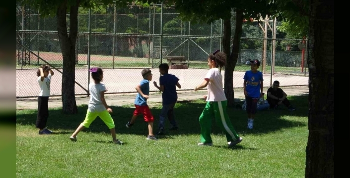 Malatya'da kavurucu sıcaklar parkları mesken tutturdu; çocuklar ve yaşlılar gölge arayışında