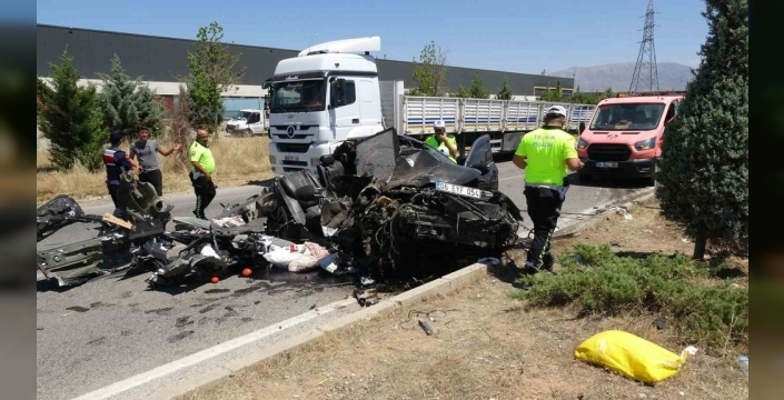 Malatya'da korkunç kaza: Otomobil tıra arkadan çarptı, hurdaya döndü!