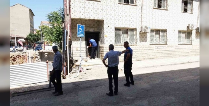 Malatya'da mühürlenen apartmandan kopan parçalar paniğe yol açtı, cadde trafiğe kapatıldı