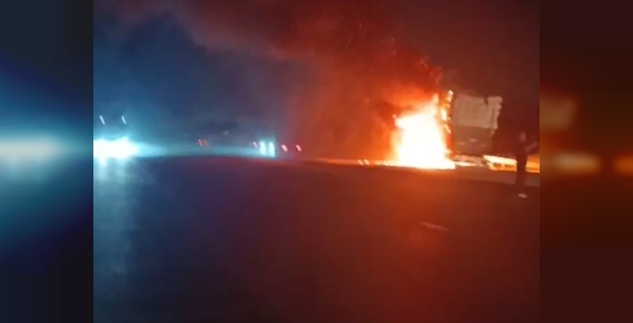 Malatya'da saman yüklü tır alev alev yandı, sürücü büyük zararı önledi