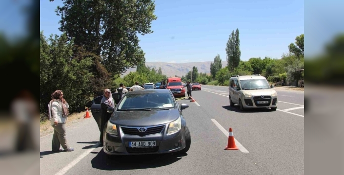 Malatya'da yürek burkan kaza: Ağaca çarpan otomobilde 2 can yitirildi, 4 kişi ağır yaralı