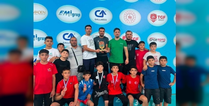 Malatya'nın minik pehlivanları minderde tarih yazdı: U14 takımı Türkiye şampiyonu!