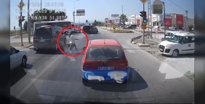 Manavgat'ta emniyet şeridinden gelen araç, genç kıza çarptı: O anlar kamerada