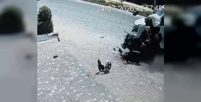 Manavgat'ta kan donduran kaza: Motosiklet tur minibüsüne böyle çarptı!