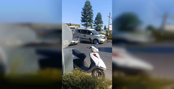Manavgat'ta kavşak kabusu: Hafif ticari araç ve motorlu bisiklet çarpıştı, 1 kişi yaralandı