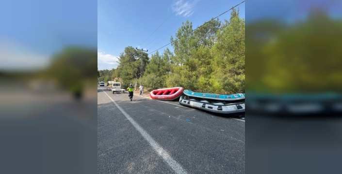 Manavgat'ta römork üzerindeki botlar devrildi: 3 kişi yaralandı