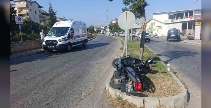 Manavgat'ta 'U' dönüşü kazası: Motosikletli genç hastanelik oldu