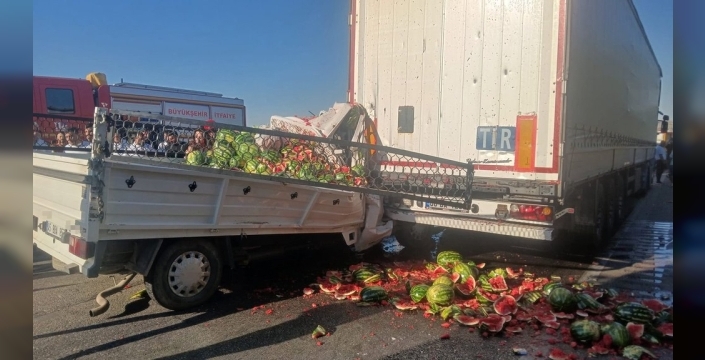 Manisa'da dehşet anları: Kamyonet tıra ok gibi saplandı, 2 kişi yaralı
