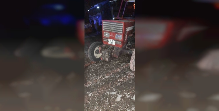 Manisa'da otomobil ve traktör çarpıştı: 2 ağır yaralı
