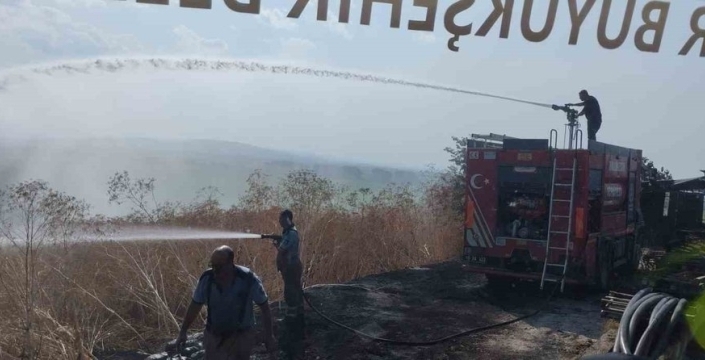 Manyas'ta çıkan yangın itfaiye ve orman ekipleri tarafından kontrol altına alındı
