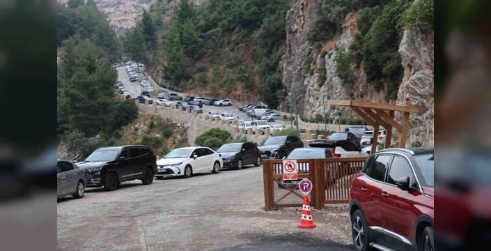 Marmaris'te turizm çelişkisi: Boş otellerin gölgesinde araç kuyruğu oluşturan bir tesis!