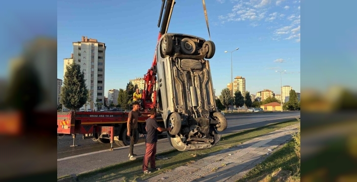 Melikgazi'de direksiyon başında ölümden dönüldü: Hafif ticari araç takla attı, 1 yaralı