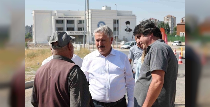 Melikgazi'de eski yapılar yıkılıyor, modern konutlar yükseliyor