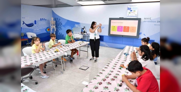 Mersin'de çocuklar yaz tatilini bilim dolu atölyelerde geçiriyor