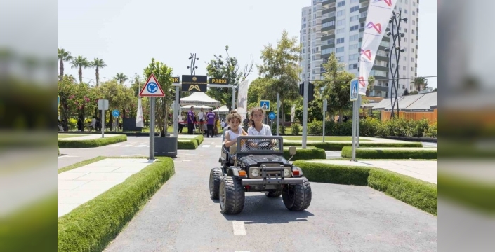 Mersin'de kadınlar ev ekonomisine katkı için mum yapımını öğreniyor