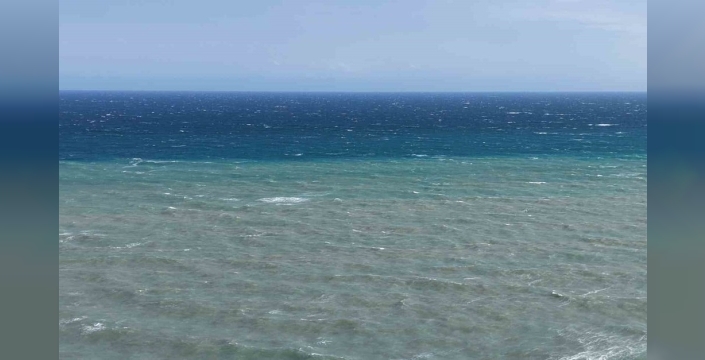 Mersin'de kuvvetli rüzgar dalgaları kıyılara çarpıyor