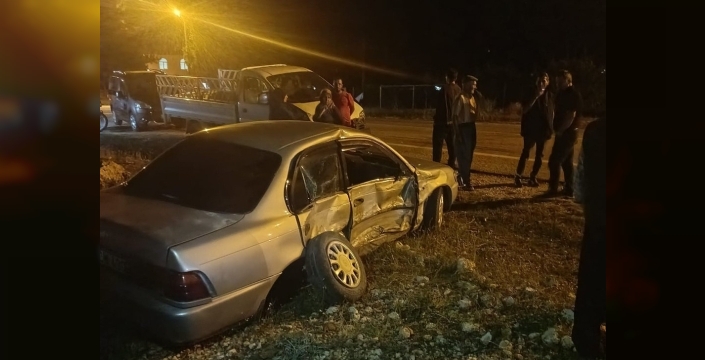 Mersin'de otomobil ve kamyonet çarpıştı: 2 yaralı