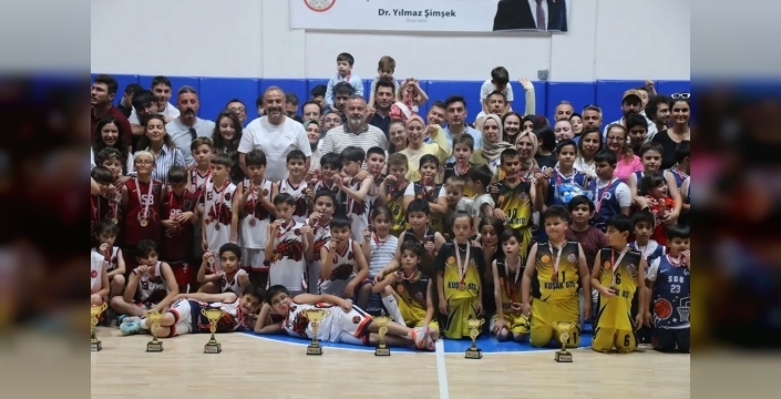 Minik basketbolculardan coşkulu kupa töreni