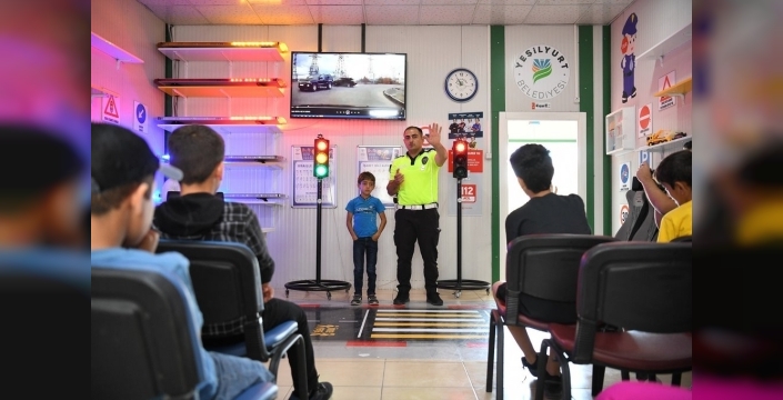 Minik beyinlere trafik dersi: Yeşilyurt'ta 6820 öğrenci kuralı yaşayarak öğrendi!
