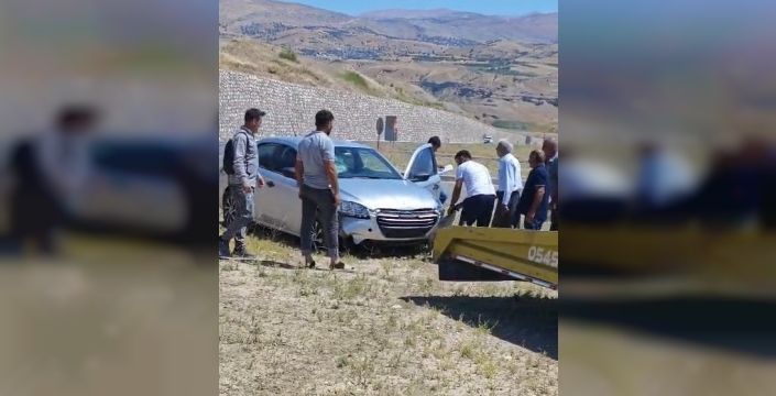 Motosiklete çarpmamak için manevra yapan sürücü kaza yaptı: 1 yaralı