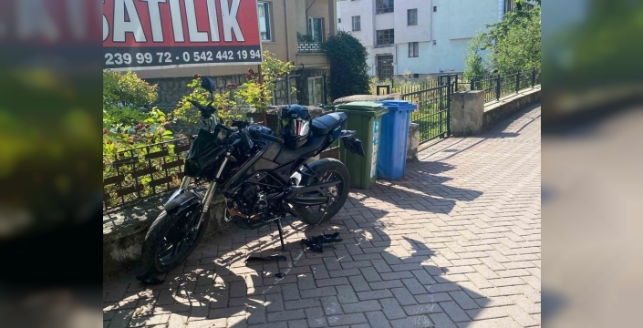 Motosikletli kurye, hafif ticari araca çarpıp savruldu: Yaralılar var