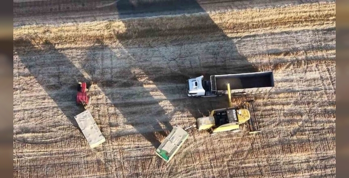 Muş Ovası'nda hasat sonrası saman bereketi: Tonlarca balya yola çıkıyor